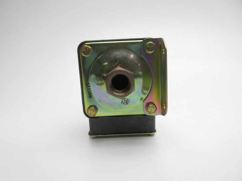 BARKSDALE D1T-H18SS-P2 480VAC 3A .4-18PSI NSMP