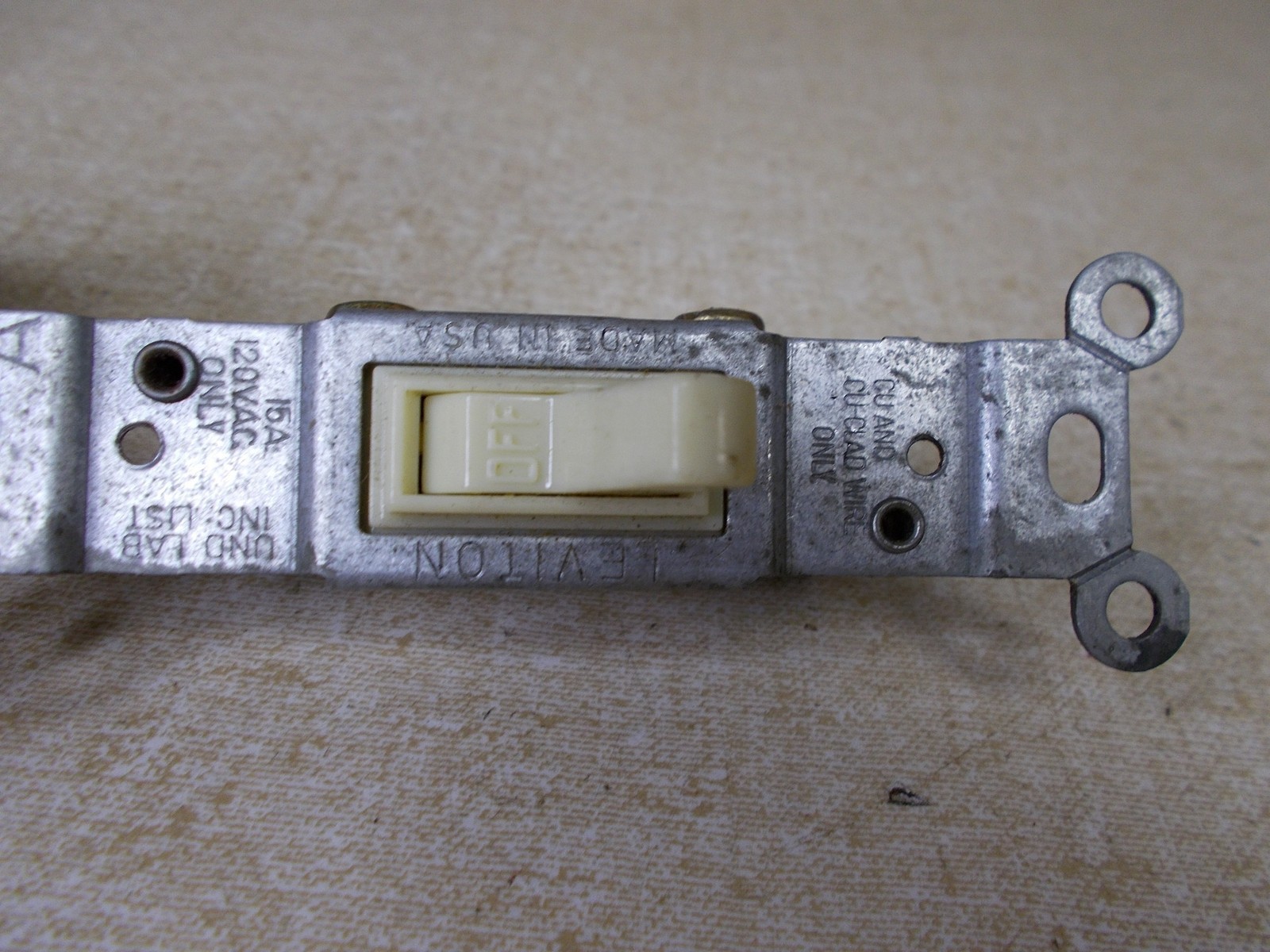 NEW Leviton Light Switch 15A 120VAC *FREE SHIPPING*