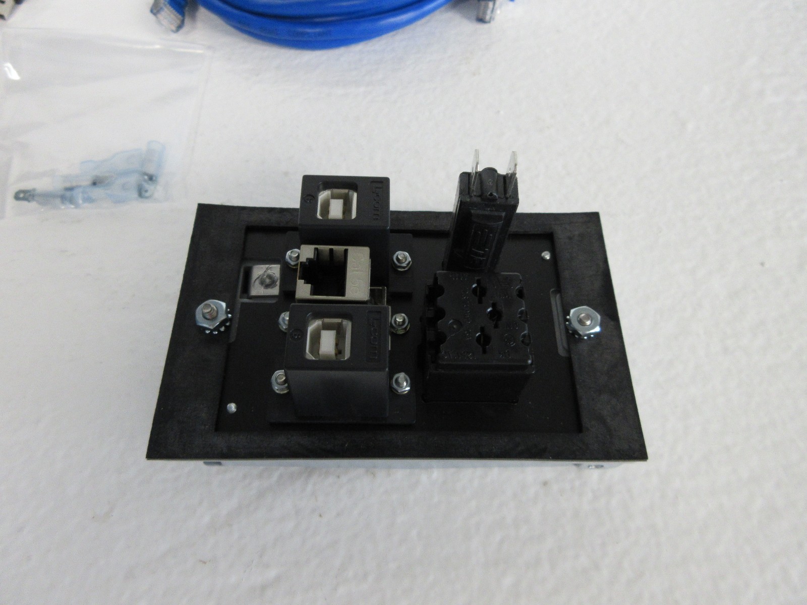 WECO PPS10-ENSS/2USBA-10 NEW CAT5E PORT / 2 USB / OUTLET DEVICE PPS10ENSS2USBA10