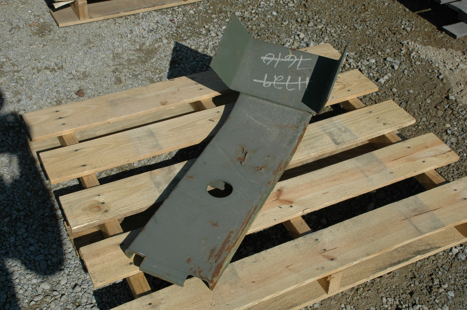 Spare wheel carrier clamp/M939A1, 2510-01-216-6834