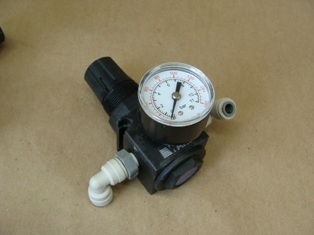 LOT OF 2 WATTS R35-01CG AIR PRESSURE REGULATORS 300PSIG MAX