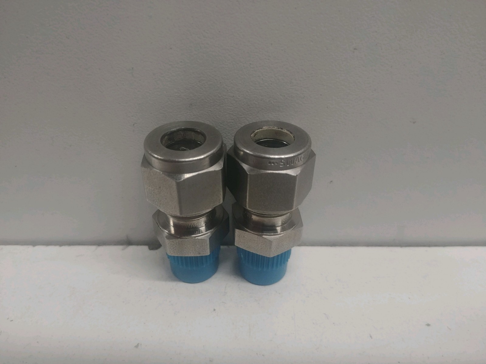 LOT OF (2) NEW OLD STOCK! SWAGELOK 8MM TUBE OD X 1/8″ MNPT ADAPTERS SS-8M0-1-2RT
