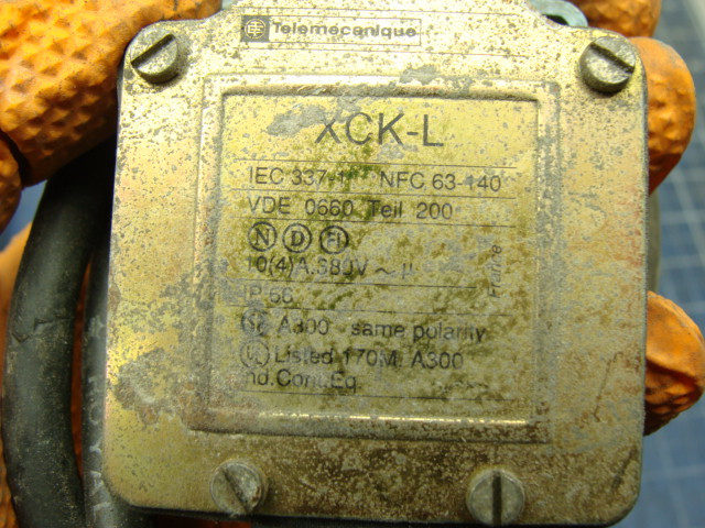 LOT OF 2 TELEMECANIQUE LIMIT SWITCHES XCK-L ZCK-015