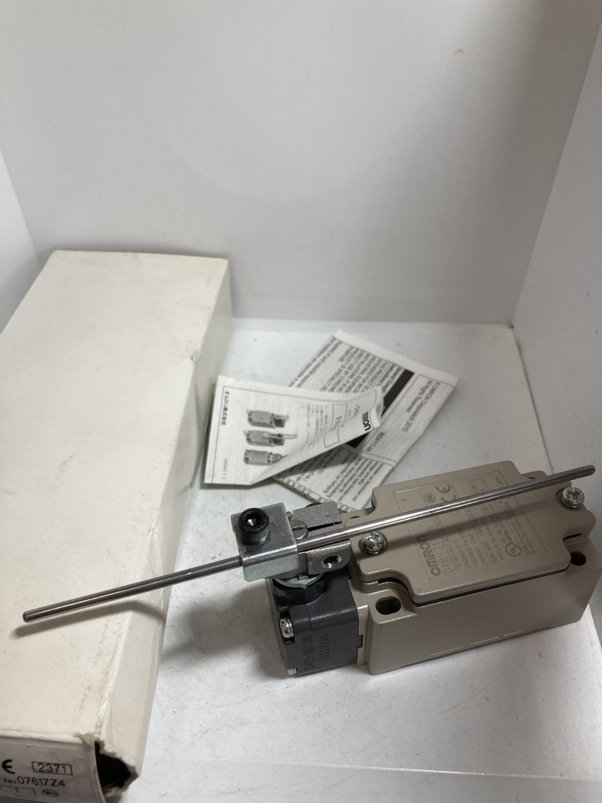 OMRON D4B-2117N LIMIT SWITCH ROD LEVER 1NO/1NC SNAP ACTION NIB
