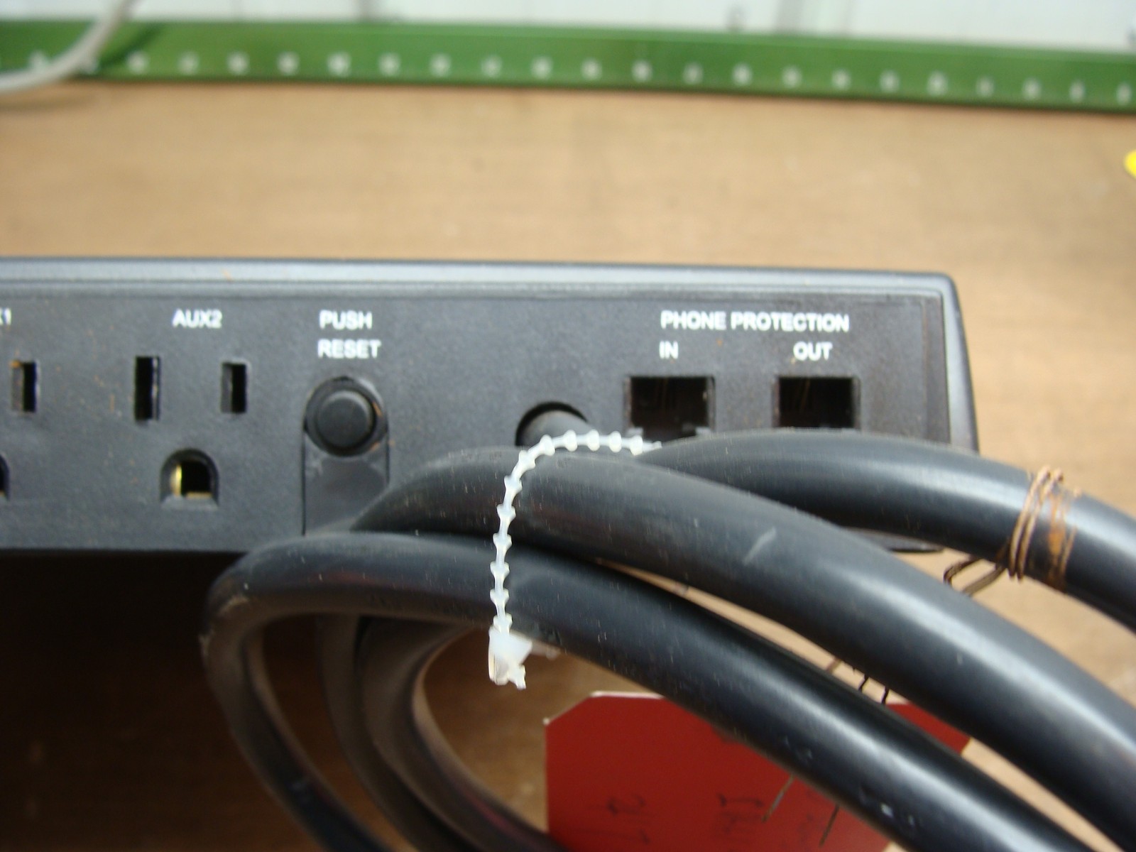 TRIPP LITE DESKTOP 6 OUTLET SURGE PROTECTOR TMC-6 1440J