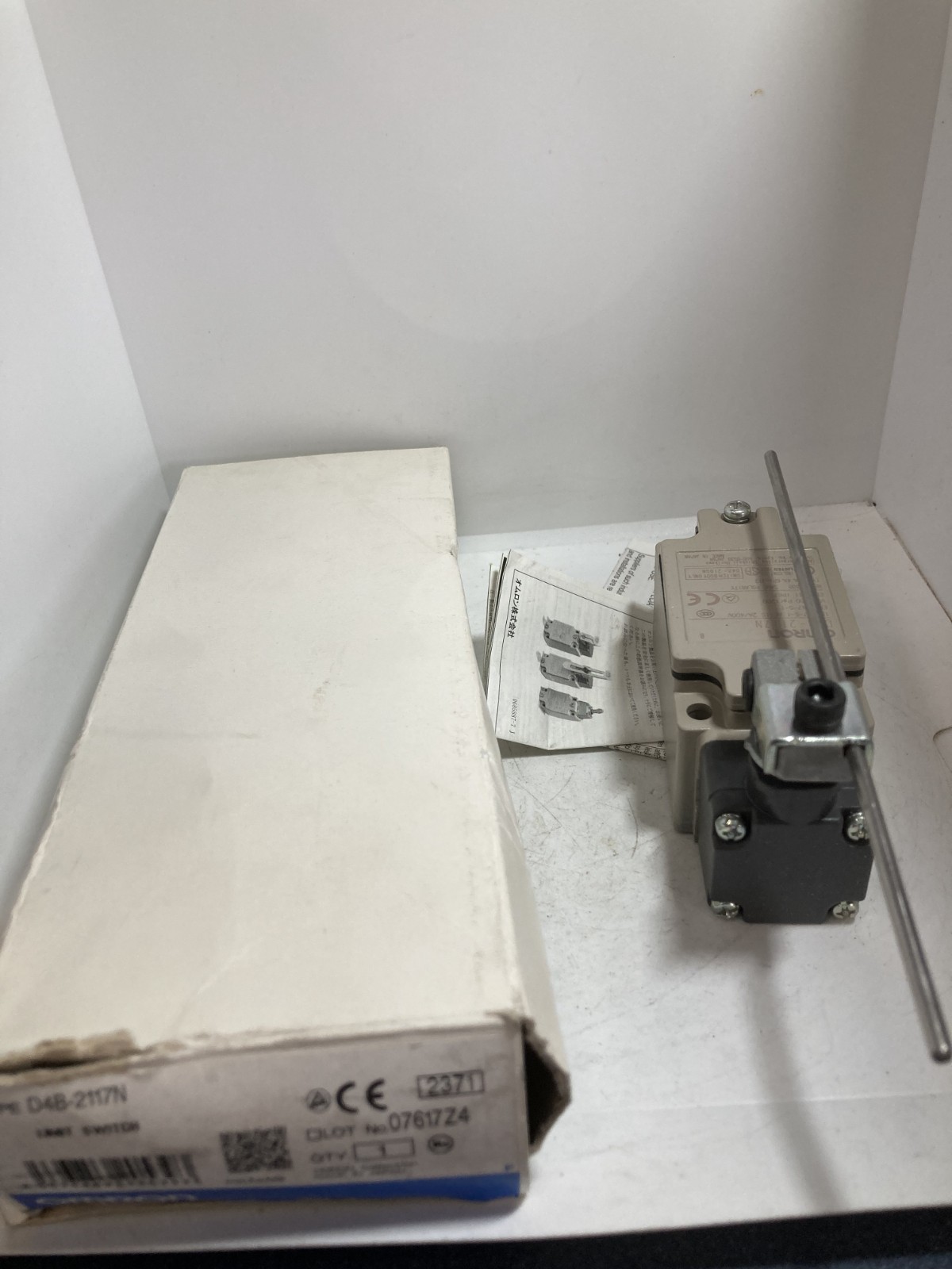 OMRON D4B-2117N LIMIT SWITCH ROD LEVER 1NO/1NC SNAP ACTION NIB