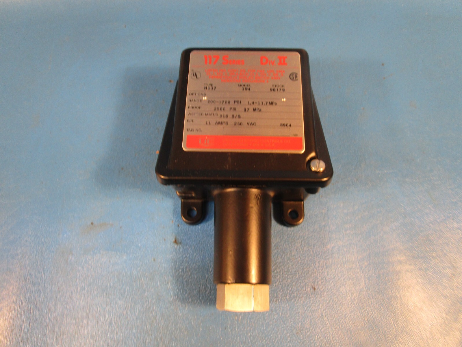 UNITED ELECTRIC CONTROLS TYPE H117, Pressure Switch, MODEL 194, RANGE 200-1700