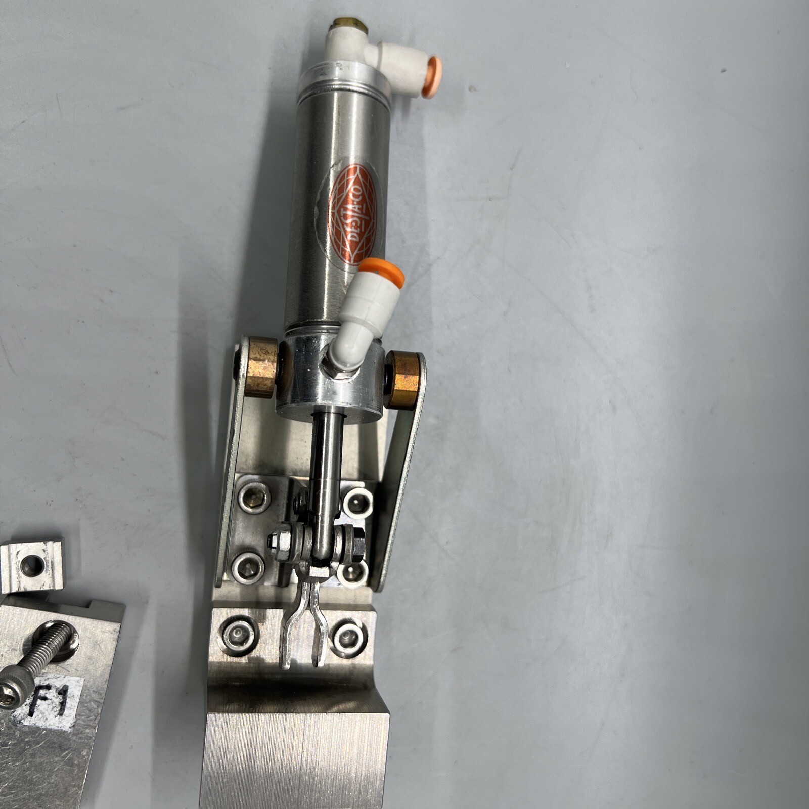 Swing Pneumatic Toggle Clamp De Sta Co 812-U / 812010 MR Hardware Cl169