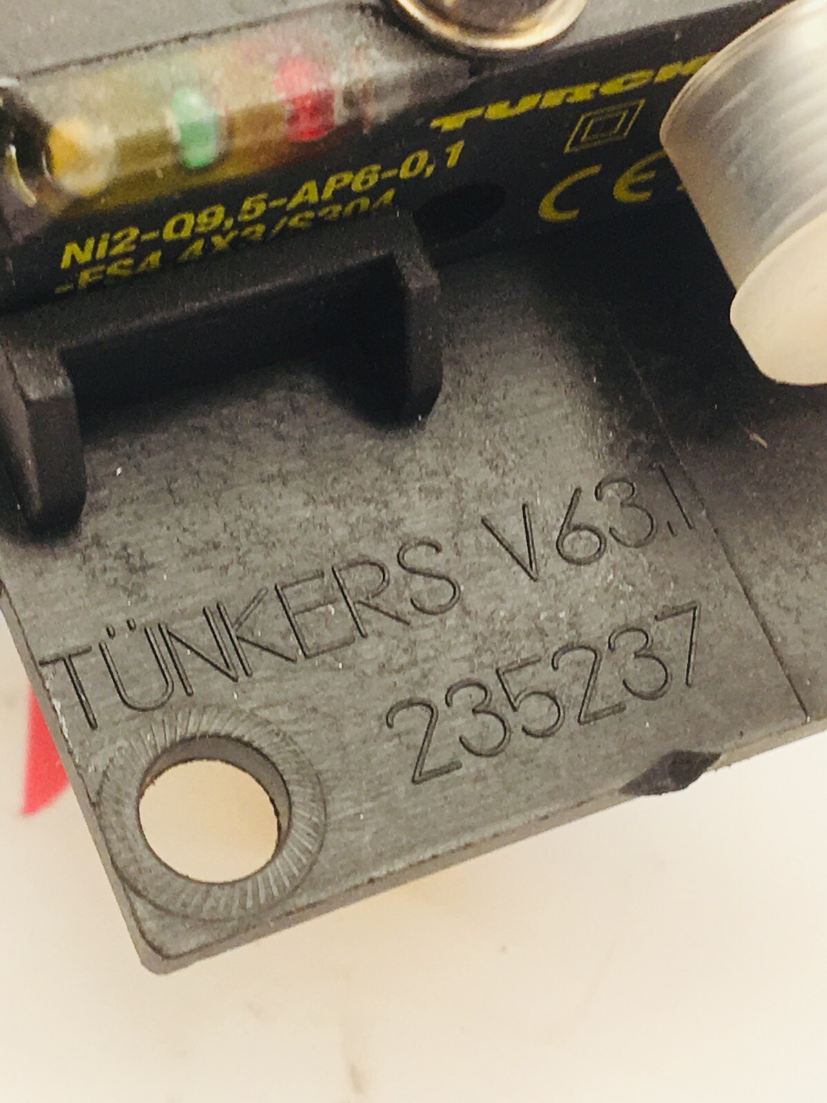 TURCK POWER CLAMP PROXIMITY SENSOR NI2-Q9,5-AP6-0,1-FS4,4X3/S304 W/ ATTACHED PRT