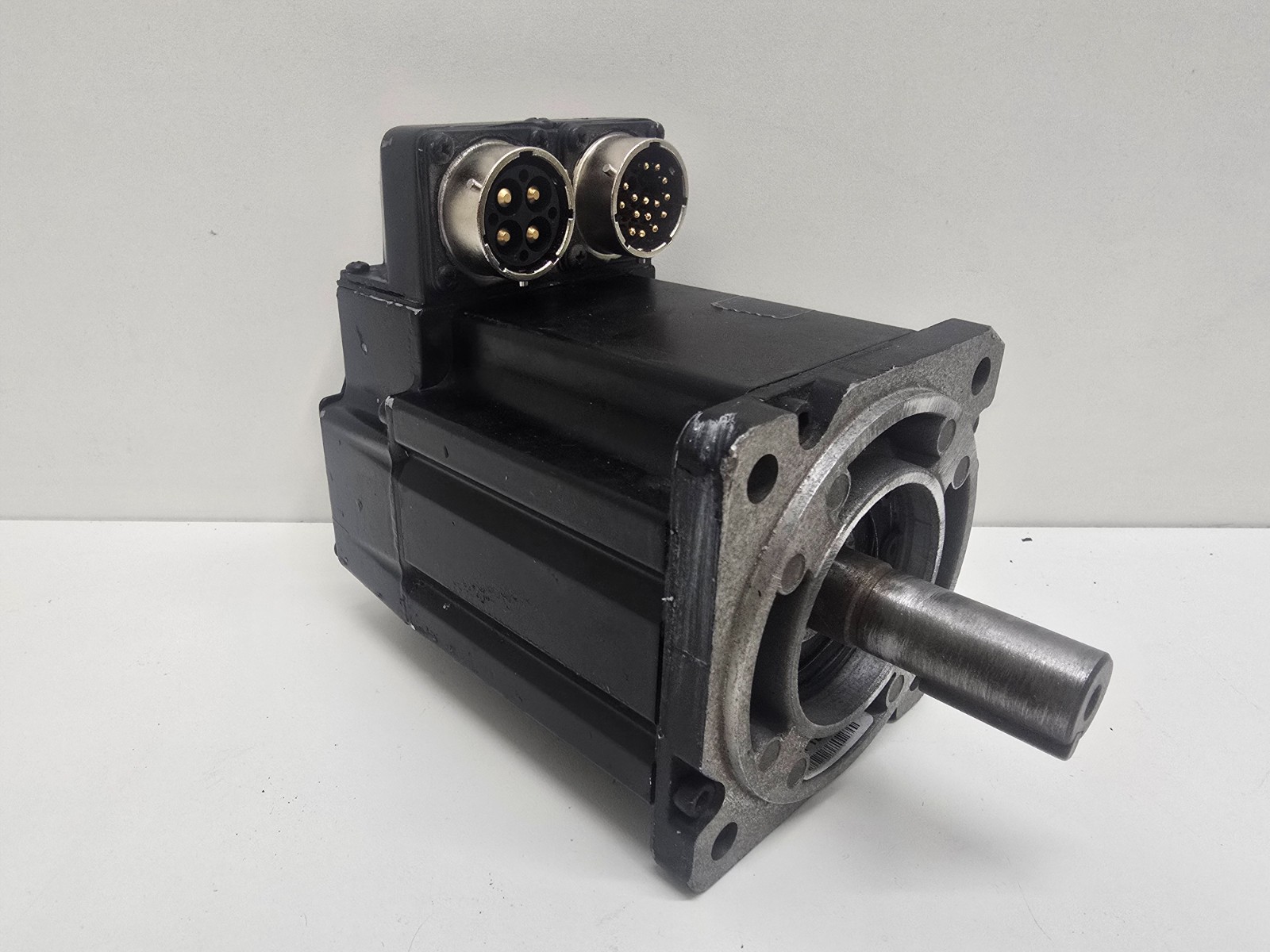 GOOD USED! ALLEN-BRADLEY KINETIX AC SERVO MOTOR MPL-A310P-HJ22AA
