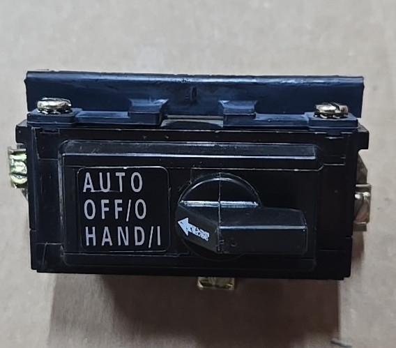 1) SQUARE D 9999SC2 B600 HAND/OFF/AUTO SELECTOR SWITCH FOR MOTOR STARTER KIT