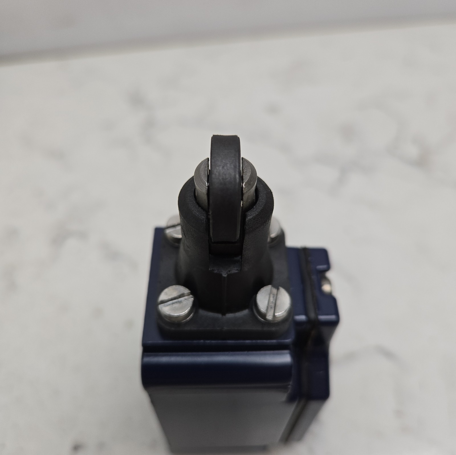 Schmersal MR330-11Y-M20 Position Switch Roller Plunger Actuated 250V New