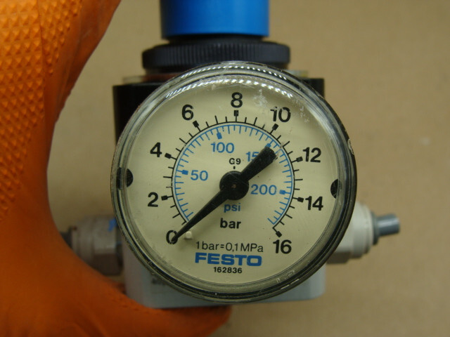 FESTO PNEUMATIC PRESSURE REGULATOR LRP-1/4-2,5 162834 P1 MAX 12BAR P2 MAX 2.5BAR