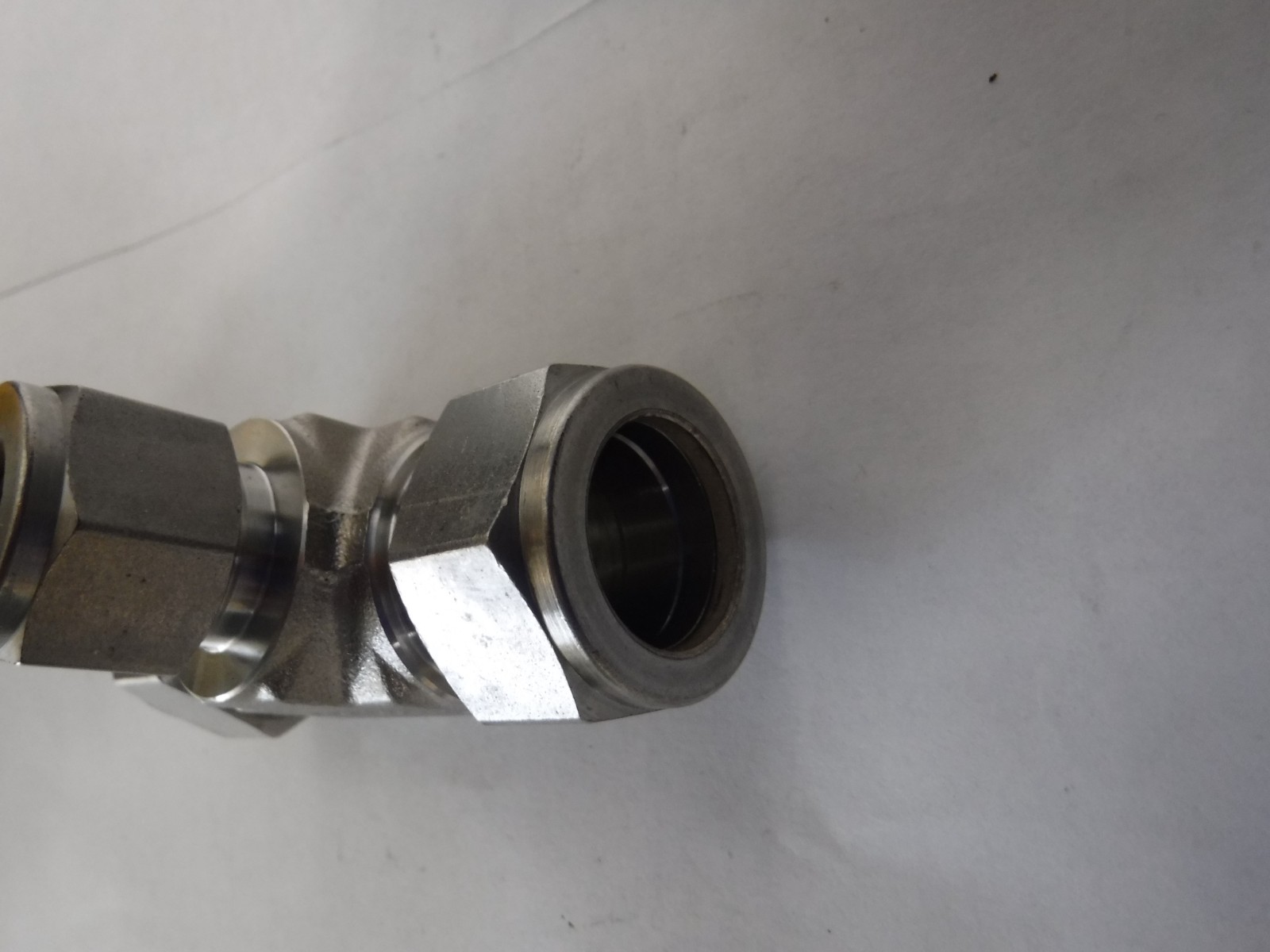 1 – Swagelok SS-1210-3-12-8 Reducing Union Tee 3/4 in x 3/4 in x 1/2 in Tube OD