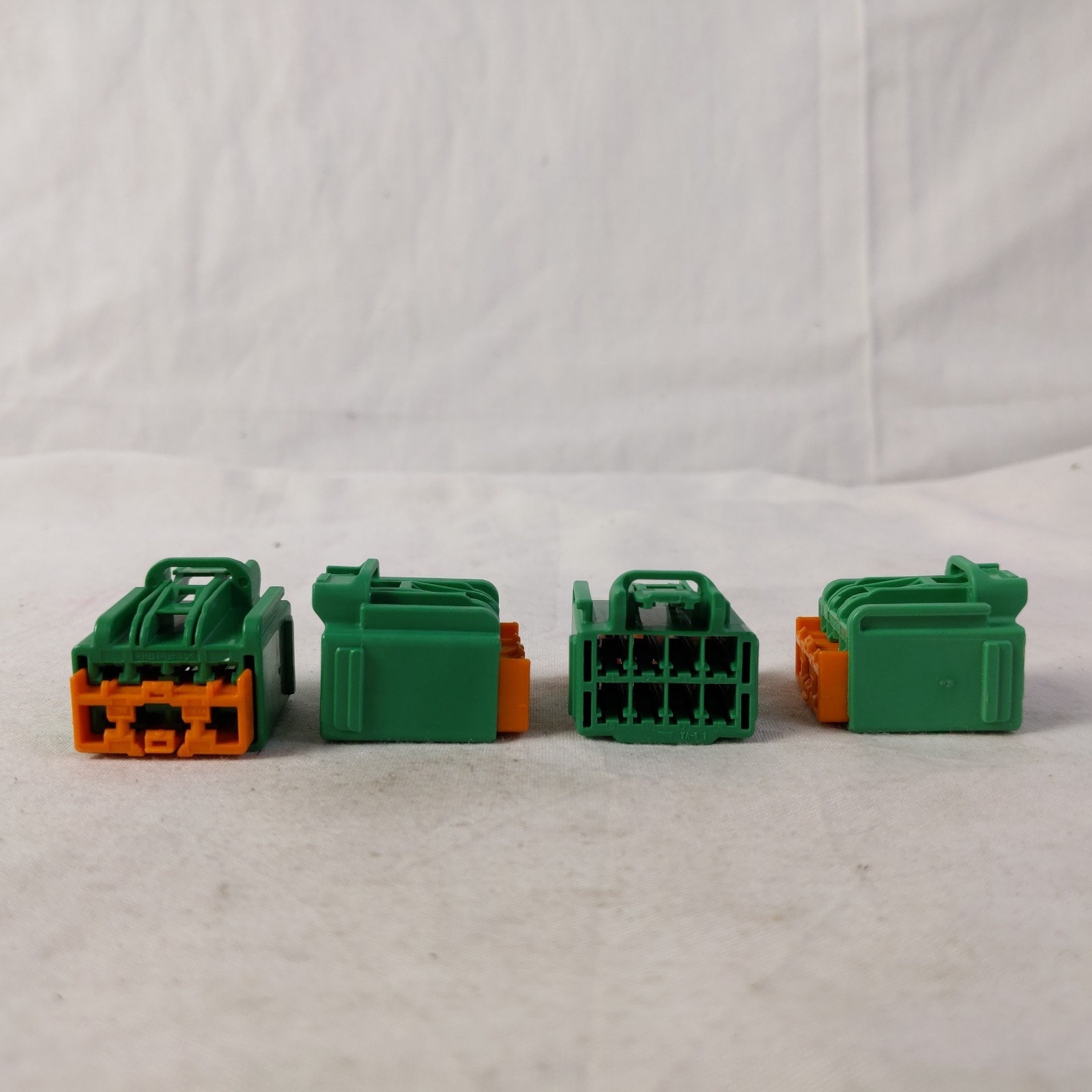 Lot of 140 YAZAKI 7283-3244-60 CONNECTOR 8P YESC KAIZEN GREEN X132304