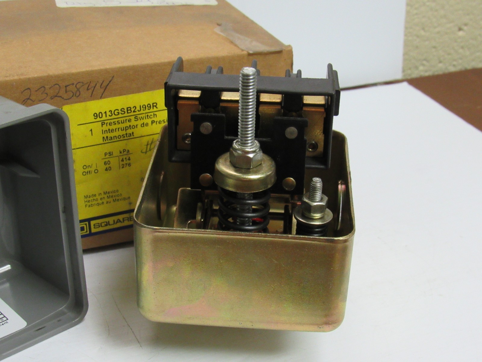 NEW SQUARE D PRESSURE SWITCH 9013GSB2J99R SER C