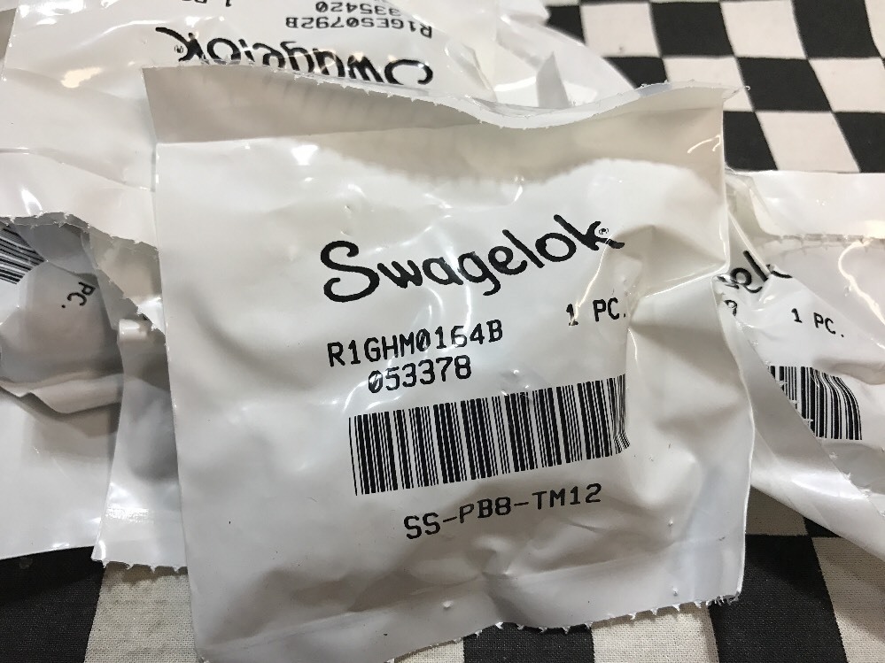 Lot Of 17 Swagelok Push-On Hose End Connection 12MM x 1/2″ T, SS-PB8-TM12 #118V2