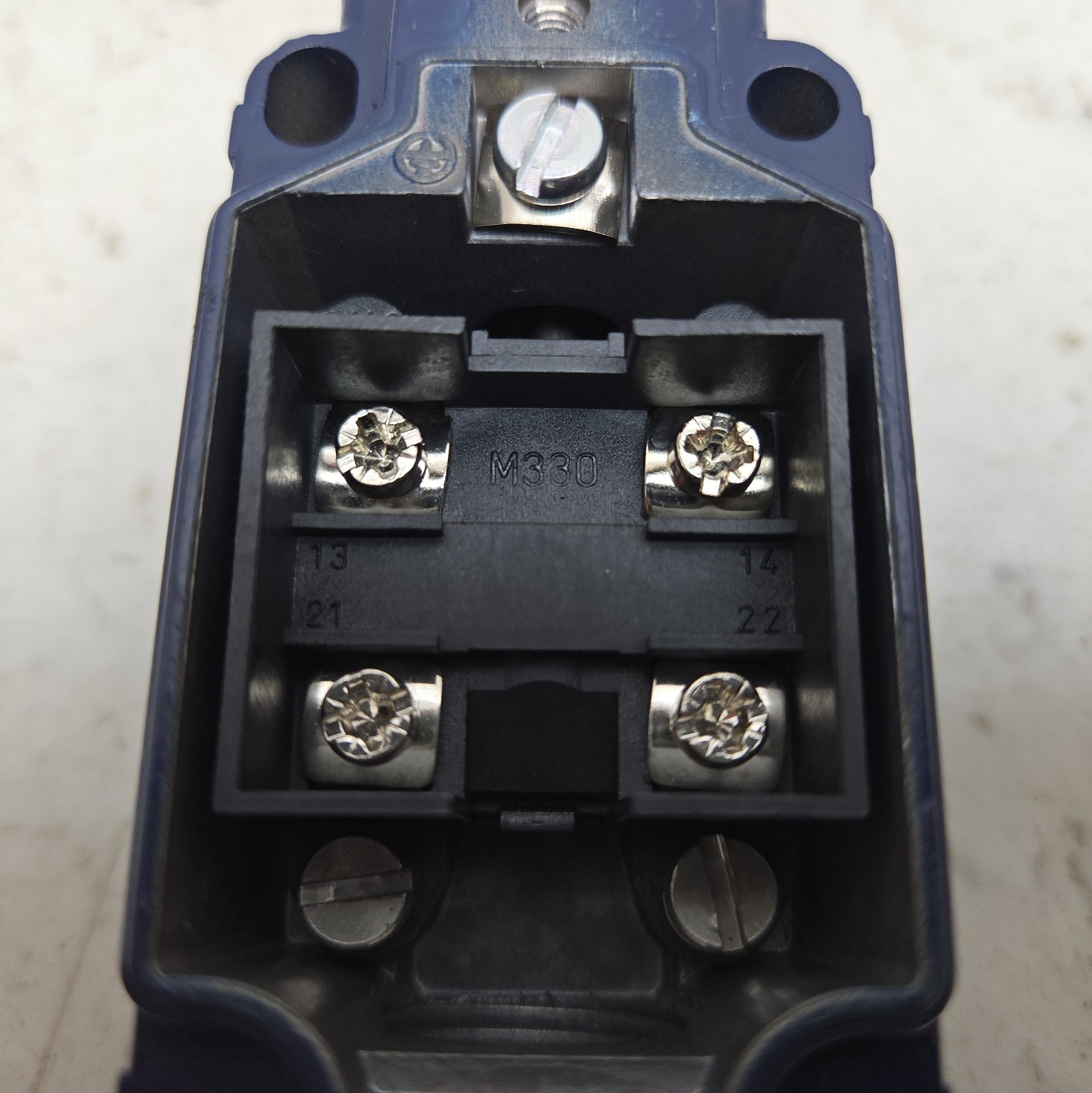 Schmersal MR330-11Y-M20 Position Switch Roller Plunger Actuated 250V New