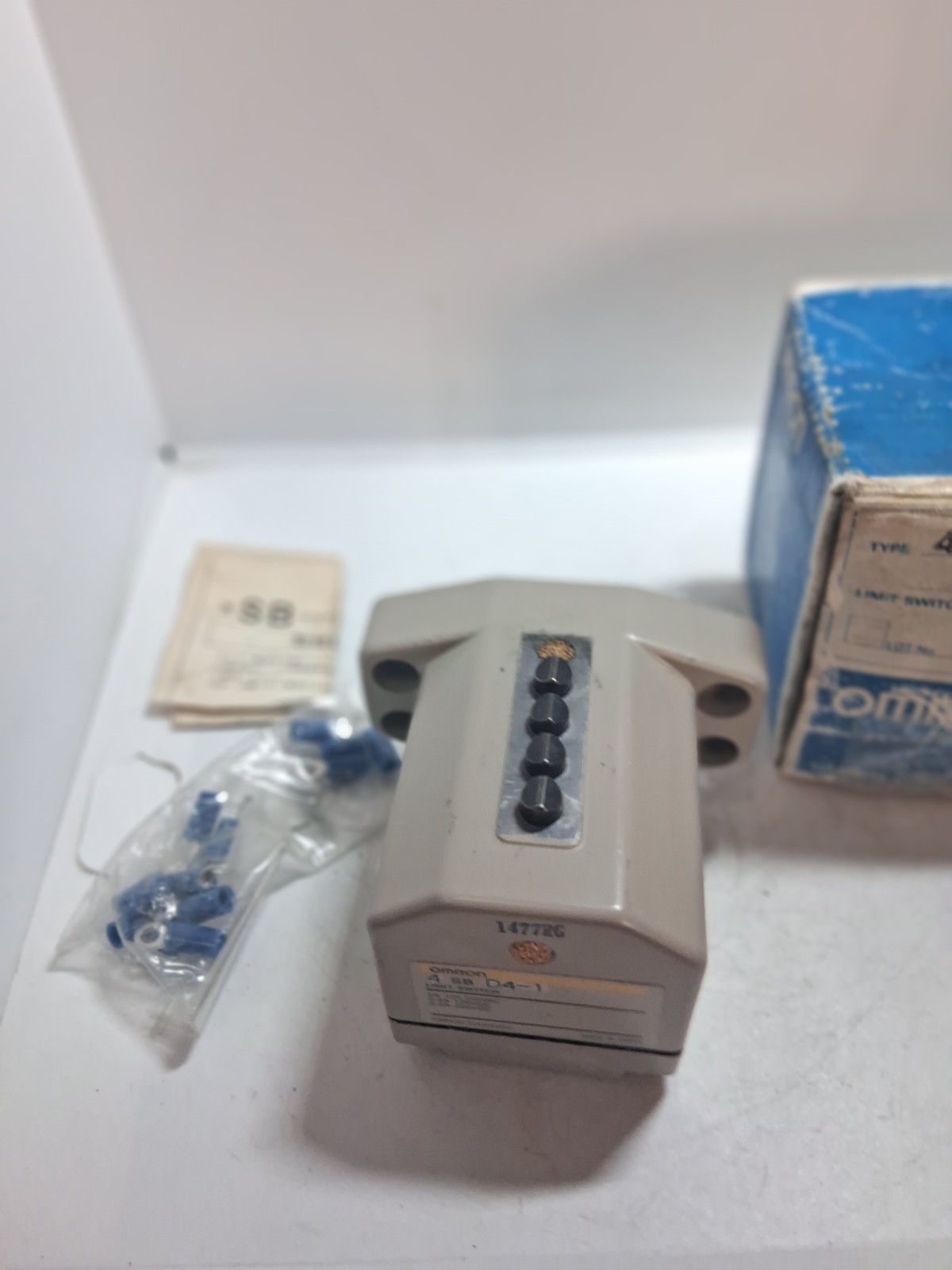 OMRON 4 SB D4-1 LIMIT SWITCH 5A 125-250VAC 0.4A 125VDC 0.2A 250VDC NIB