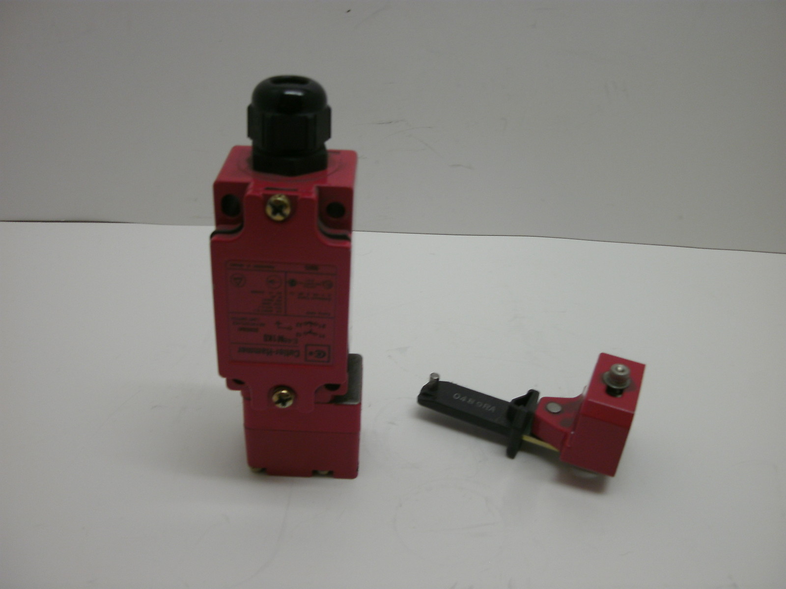 CUTLER-HAMMER E48M1K0 SERIES A1 KEY INTERLOCK LIMIT SWITCH EN 60947-5-1 VDE 0660