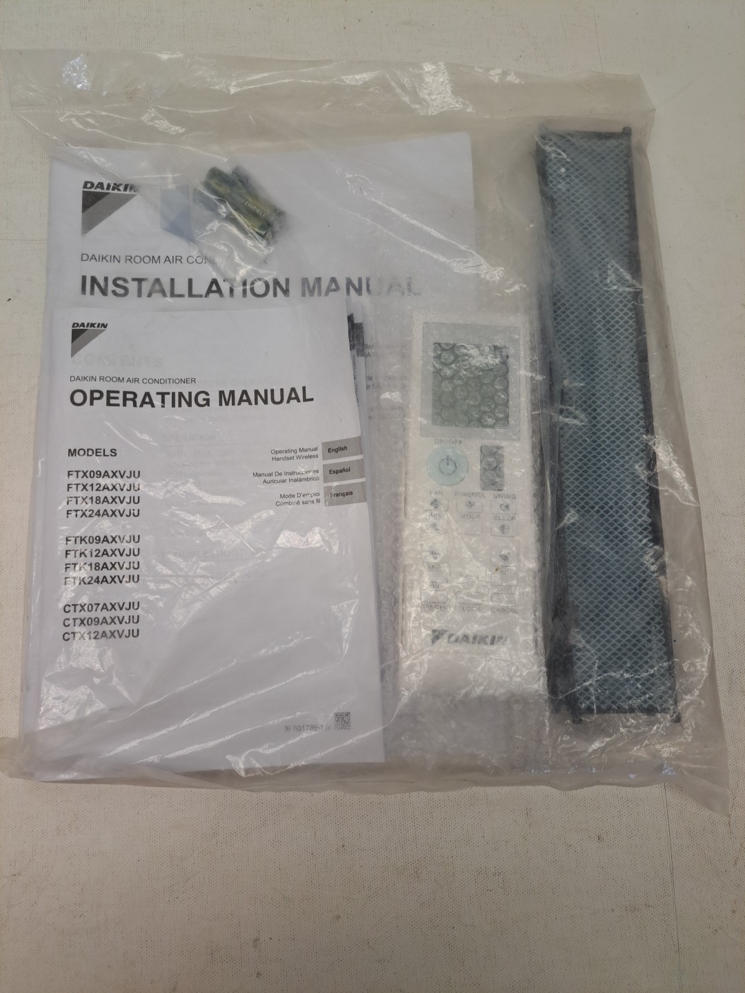Daikin 2531835 handheld remote controller with Wall Holder NEW