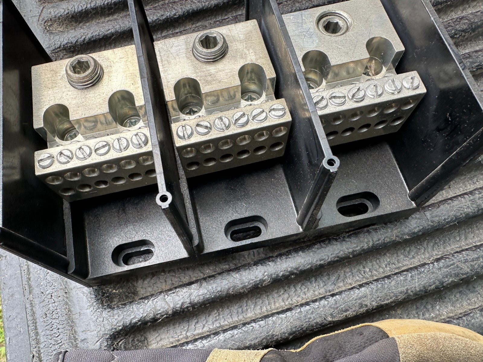 Gould Shawmut Power Distribution Block 3P (1) 350MCM-#6 x (12) #4-$14 P/N 69153