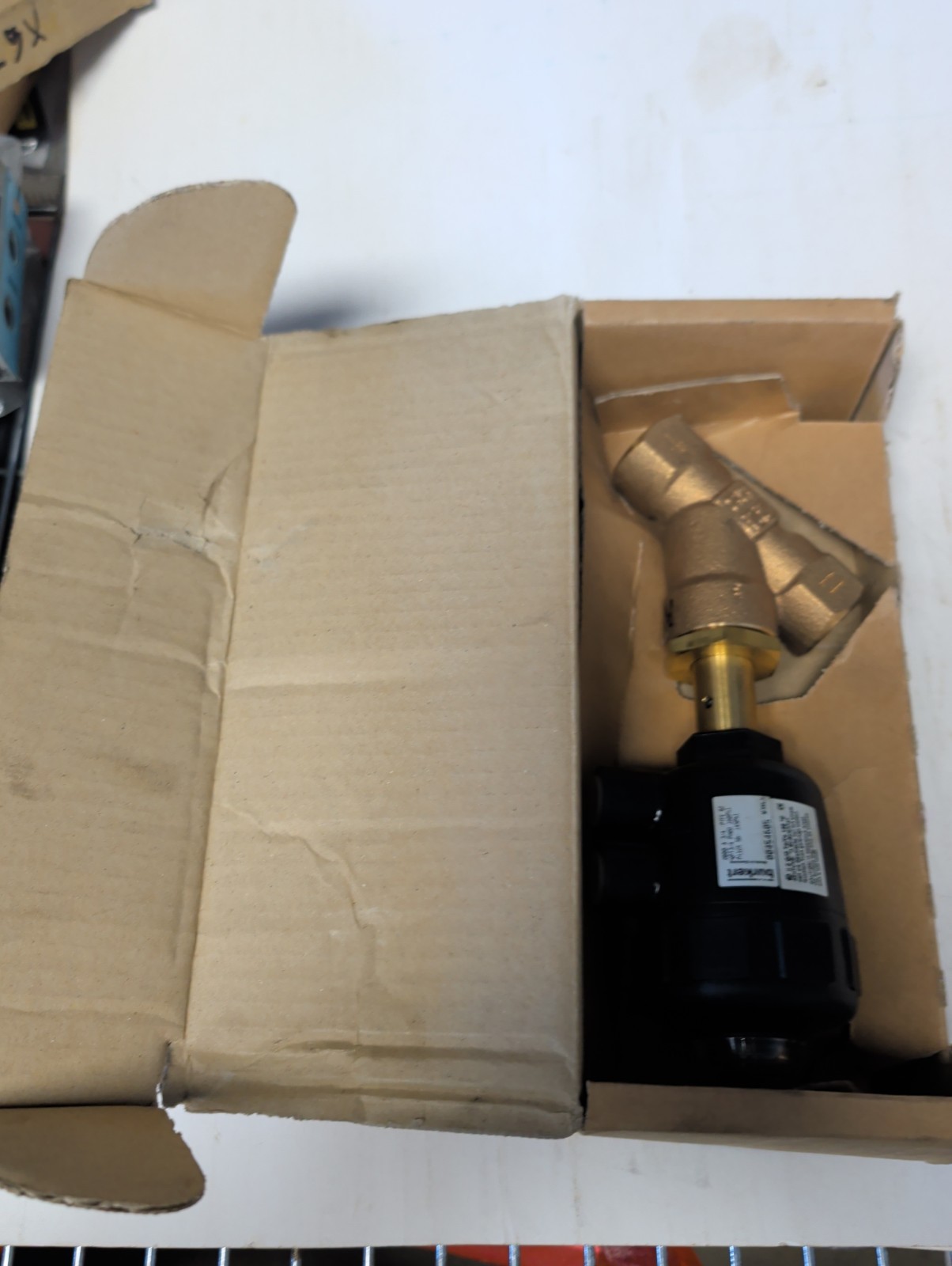 BURKERT 00454605 2000A PTFE BZ ANGLE SEAT VALVE NPT 3/4 160PSI – NEW