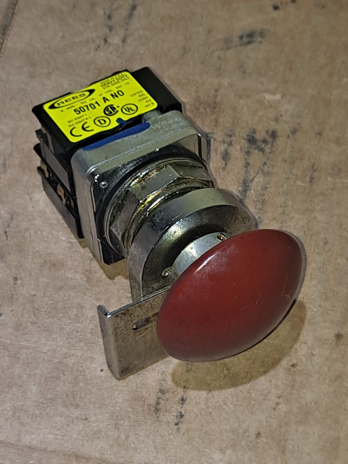 REES 40102-102 RED EMERGENCY STOP BUTTON W/ CONTACT BLOCK 50703NO-NC 50701 A NO