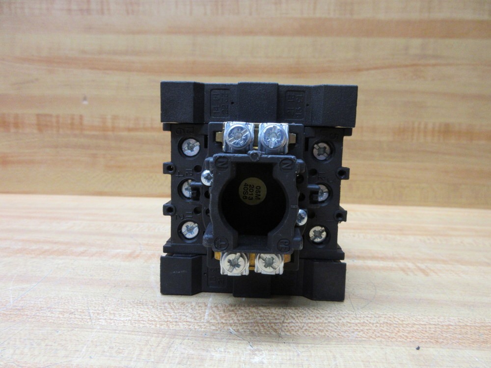 Eaton P1-32/SP1-032 Disconnect Switch P1-32 W/(2) HI11-P1/P3/E