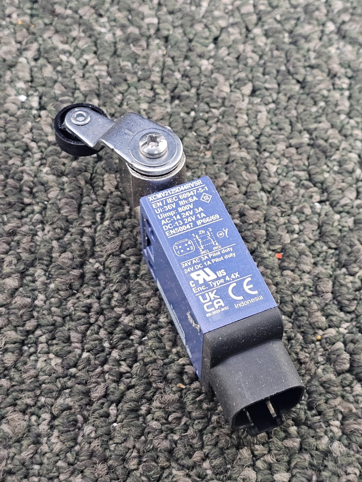 Telemecanique Sensors XCMV2125D44RVSR Sensor Limit Switch