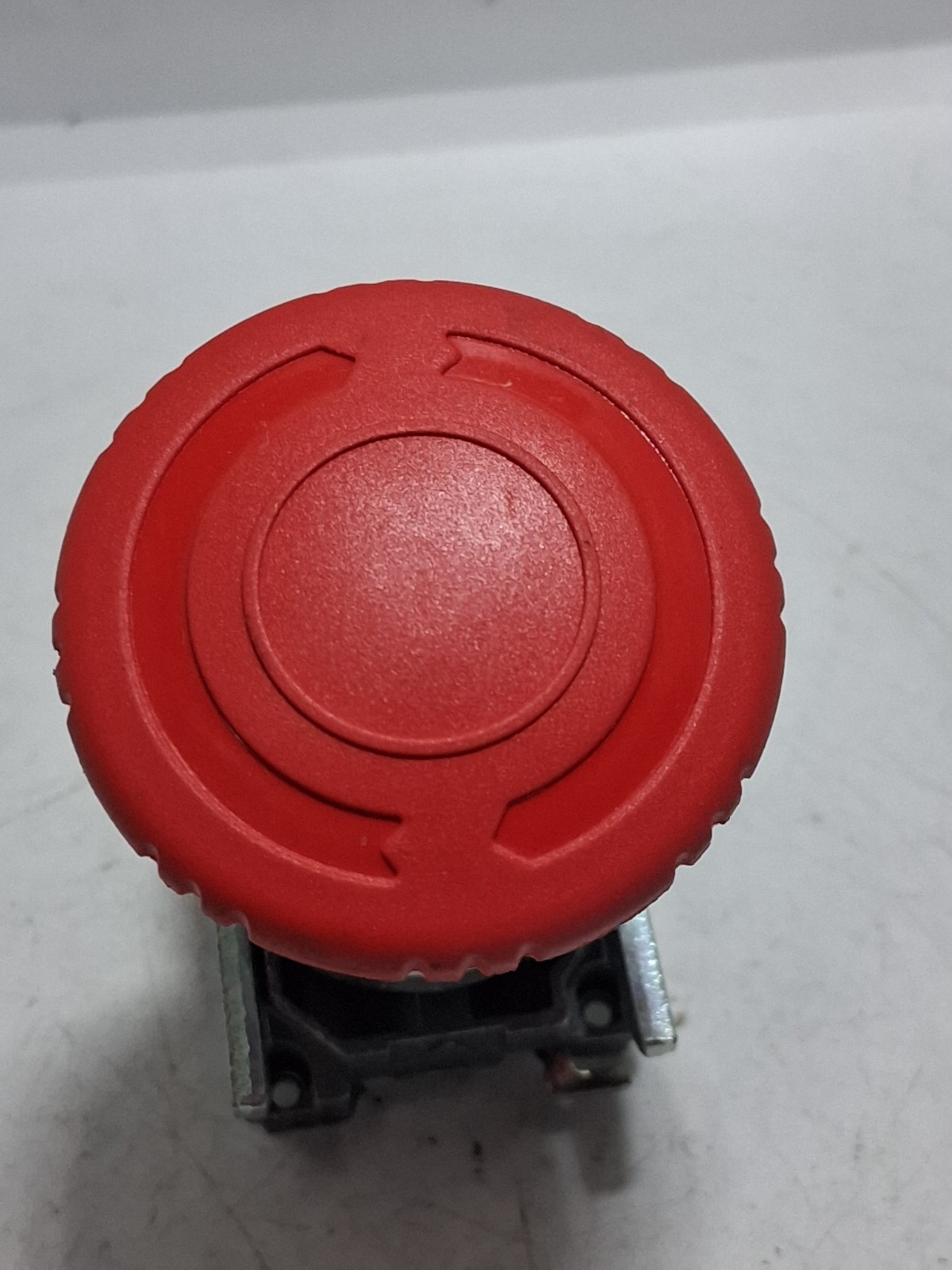 TELEMECANIQUE ZB4-BS844 E-STOP PUSHBUTTON OPERATOR RED TWIST RELEASE NNB