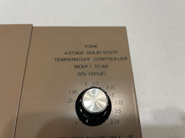 YORK 025 18752C TEMPERATURE CONTROLLER 4STAGE SOLID STATE 115VAC
