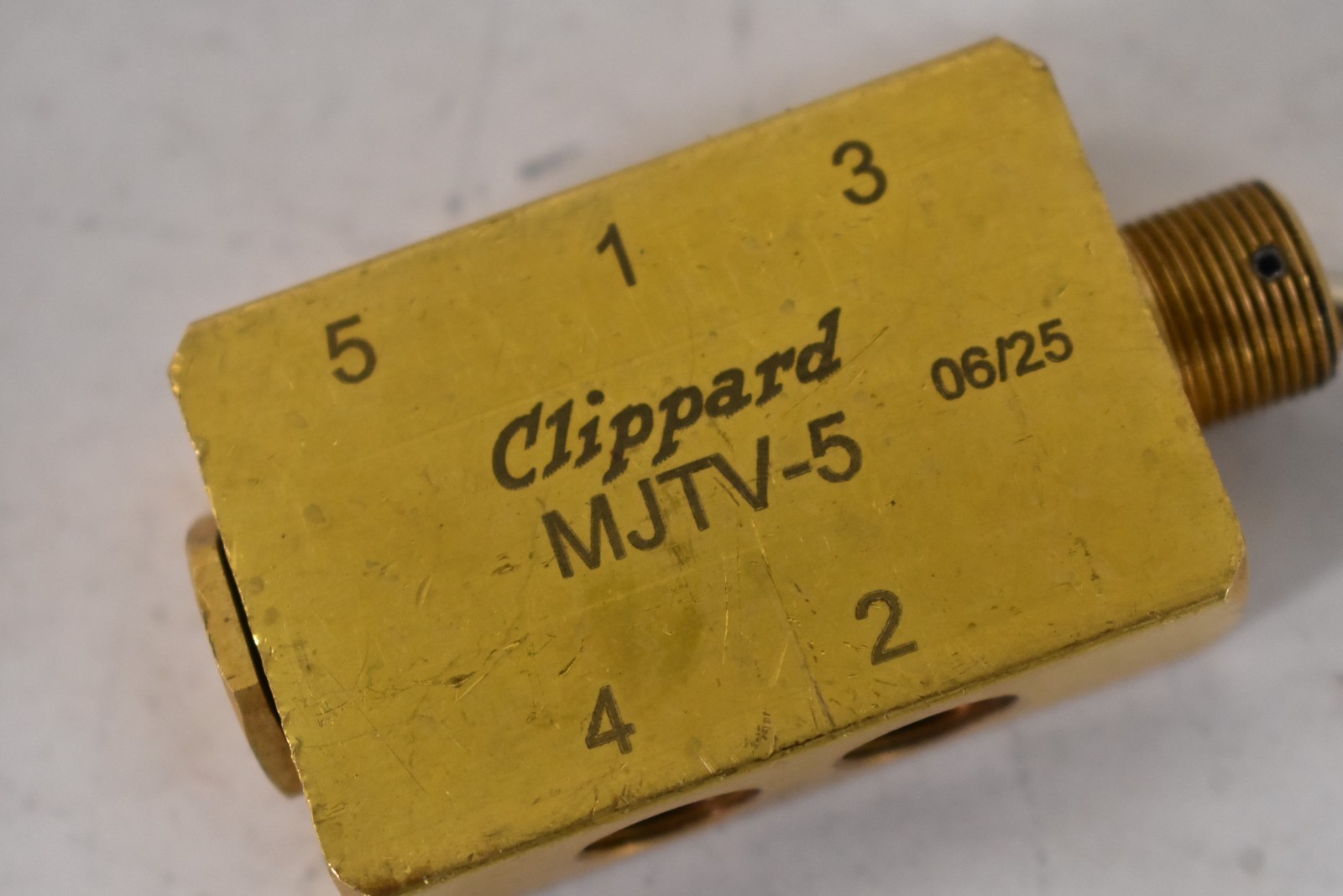 Clippard MTV-5 4-Way Toggle Valve Steel Toggle 1/8″ NPT 10.5 SCFM Scuffed/READ