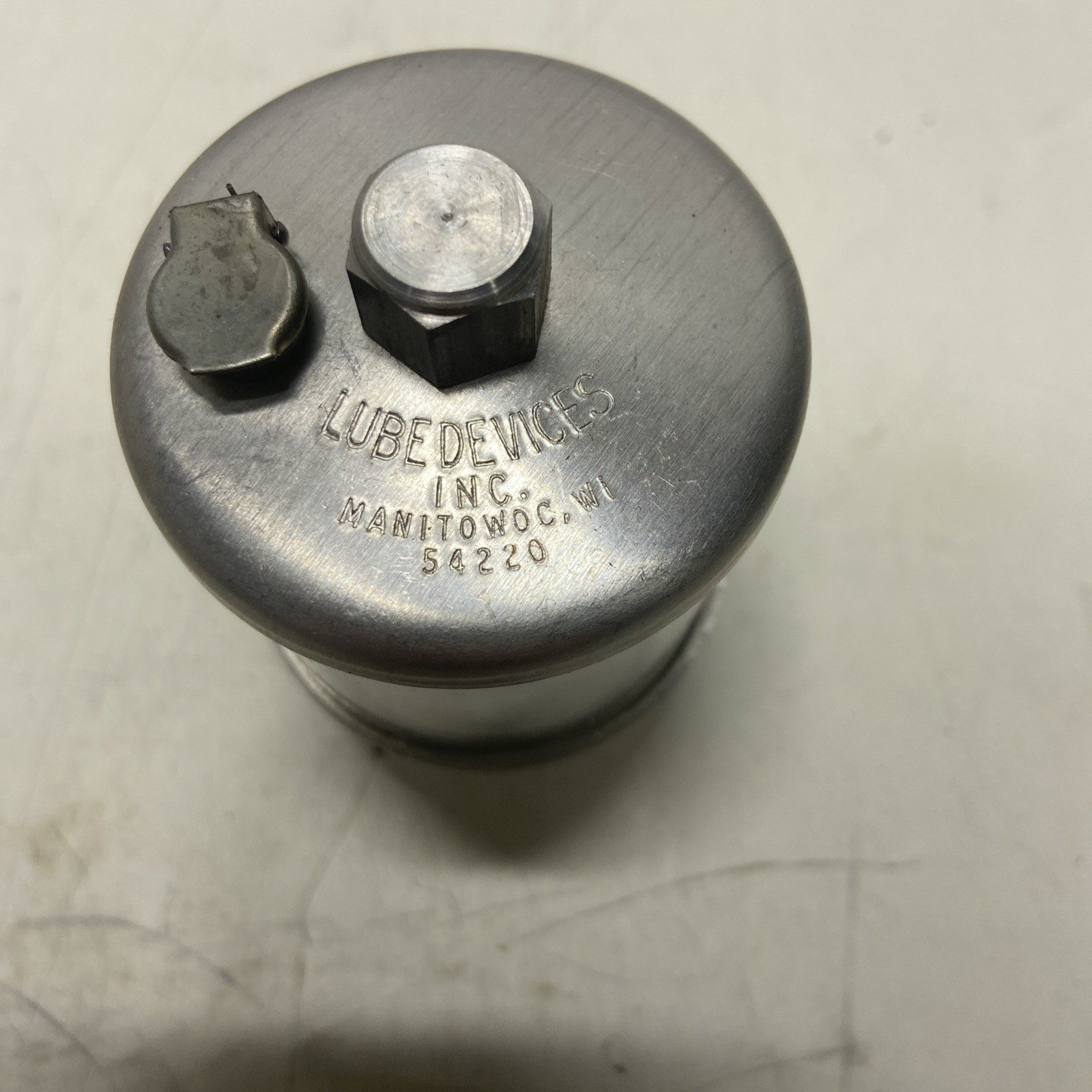 LUBE DEVICES R154-01 OILER, POLYMER BOWL, 1/4 NPTF OUTLET, 2″ DIA. x 3-3/4″, NIB