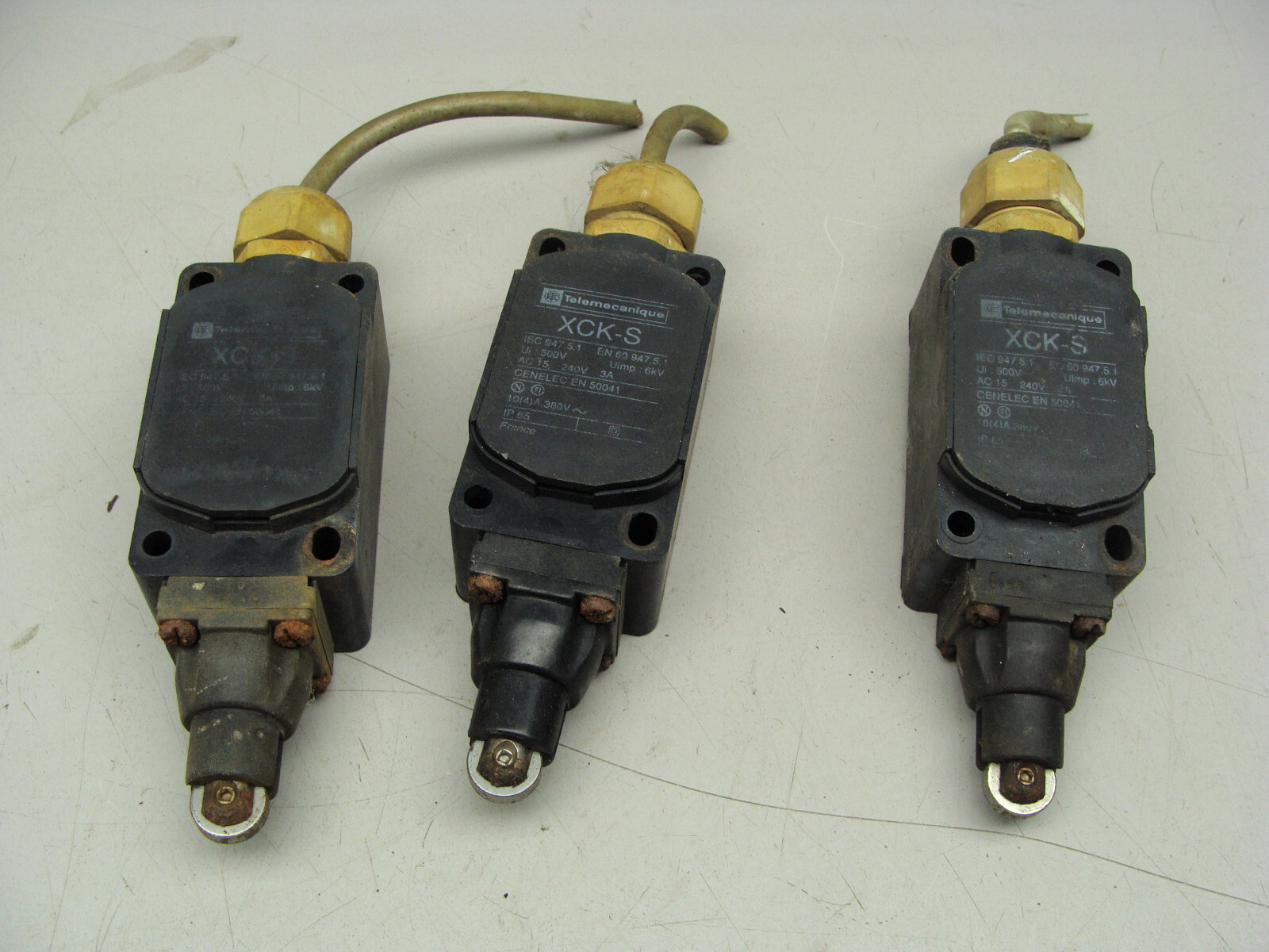 LOT OF 3 TELEMECANIQUE XCK-S LIMIT SWITCHES 240V 3A HEAD PN: ZCK-D02