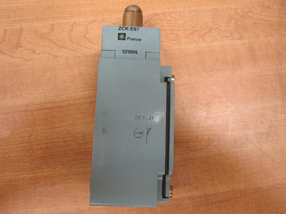 Telemecanique XCK-J Limit Switch XCKJ 092856 With ZCK-E67 Roller Type Head
