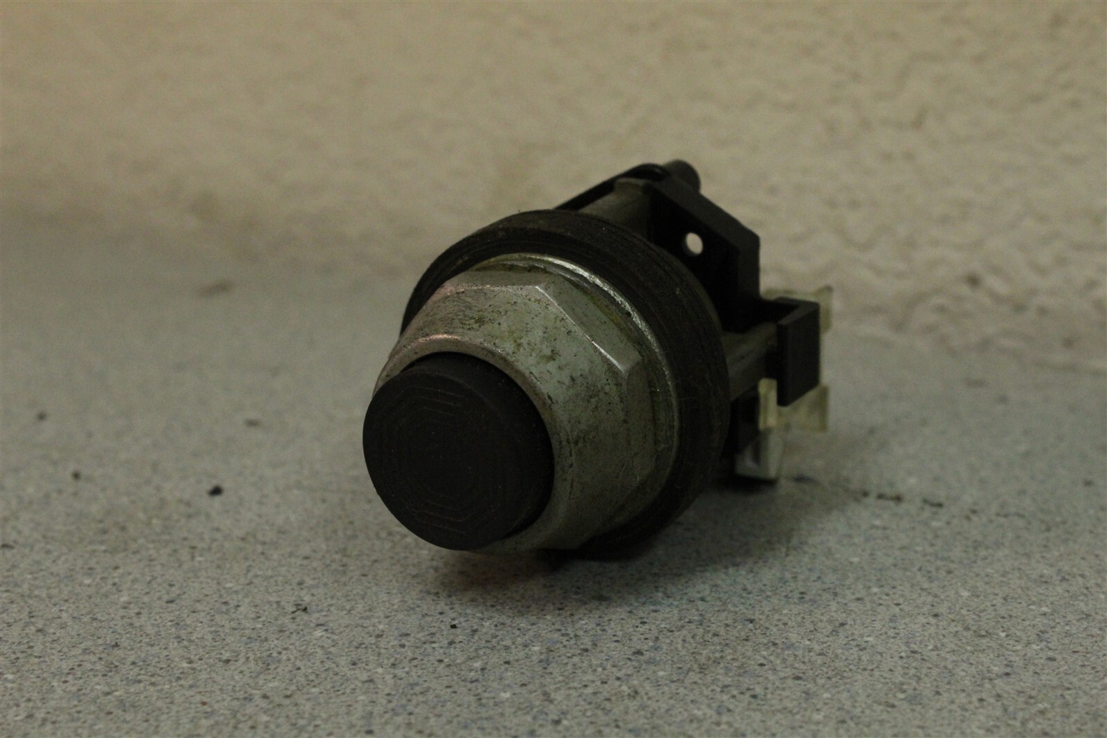 Cutler Hammer Black Push Button HT8A ser. B1 *FREE SHIPPING*