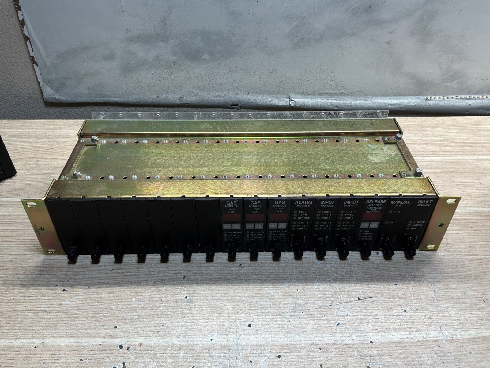 COMPLETE ALLESTEC 800-1690 16-SLOT FIRE ALARM CONTROL UNIT RACK/JUA3401