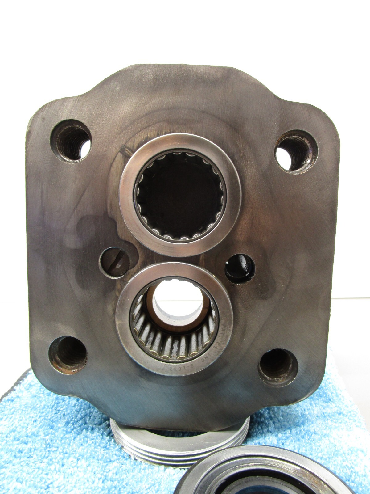 LYNCH Hydraulic Pump Tapered Bearing Front Cover Housing 2-Bolt Flange UA-1686-3