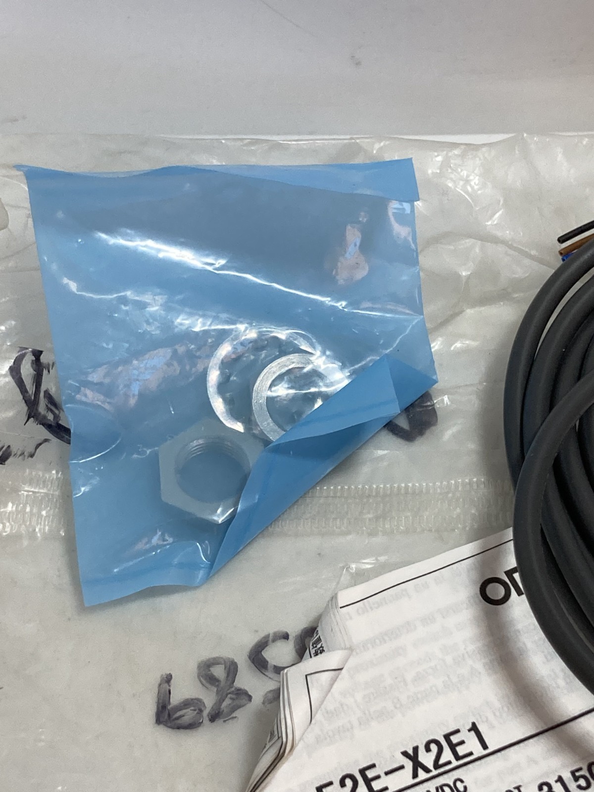 OMRON E2E-X2E1 PROXIMITY SENSOR 12-24VDC 2MM DETECTING DISTANCE NIB