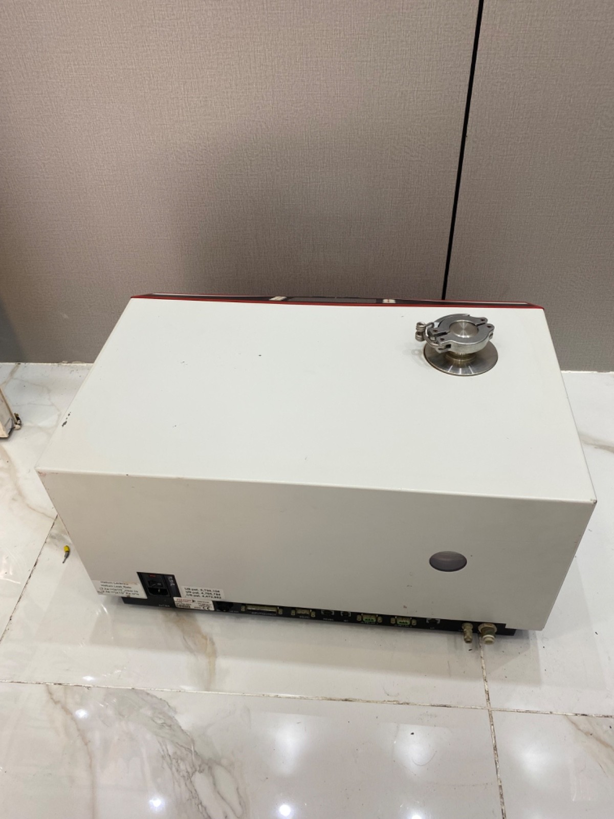 PFEIFFER VACUUM HLT 570 Helium Leak Detector, 120 V