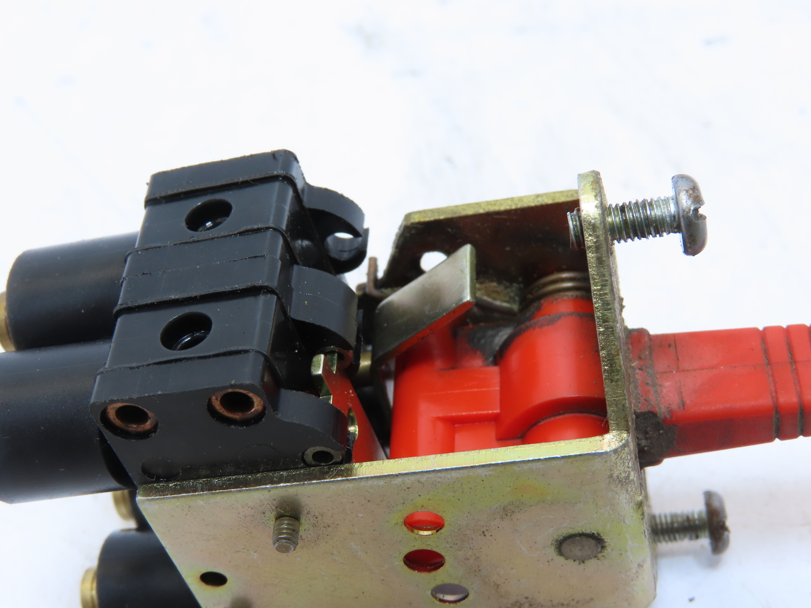Pneumatic 2-way Momentary pneumatic switch Push-In Connection 4MM Diameter