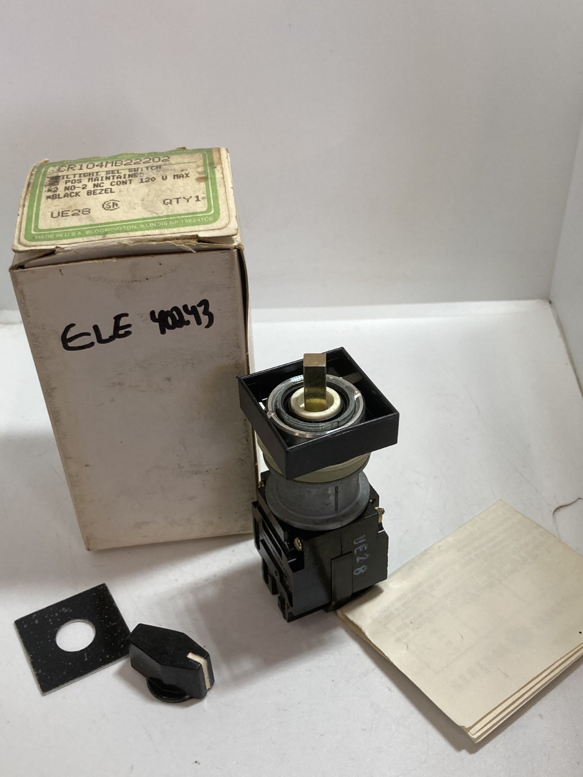 GE CR104MB22202 SELECTOR SWITCH 3 POS MAIN R 2NO/2NC 120V NIB