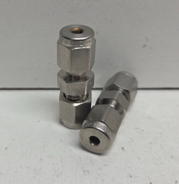 LOT OF 2 NEW NO BOX! SWAGELOK 1/8″ TUBE OD STAINLESS UNIONS SS-200-6