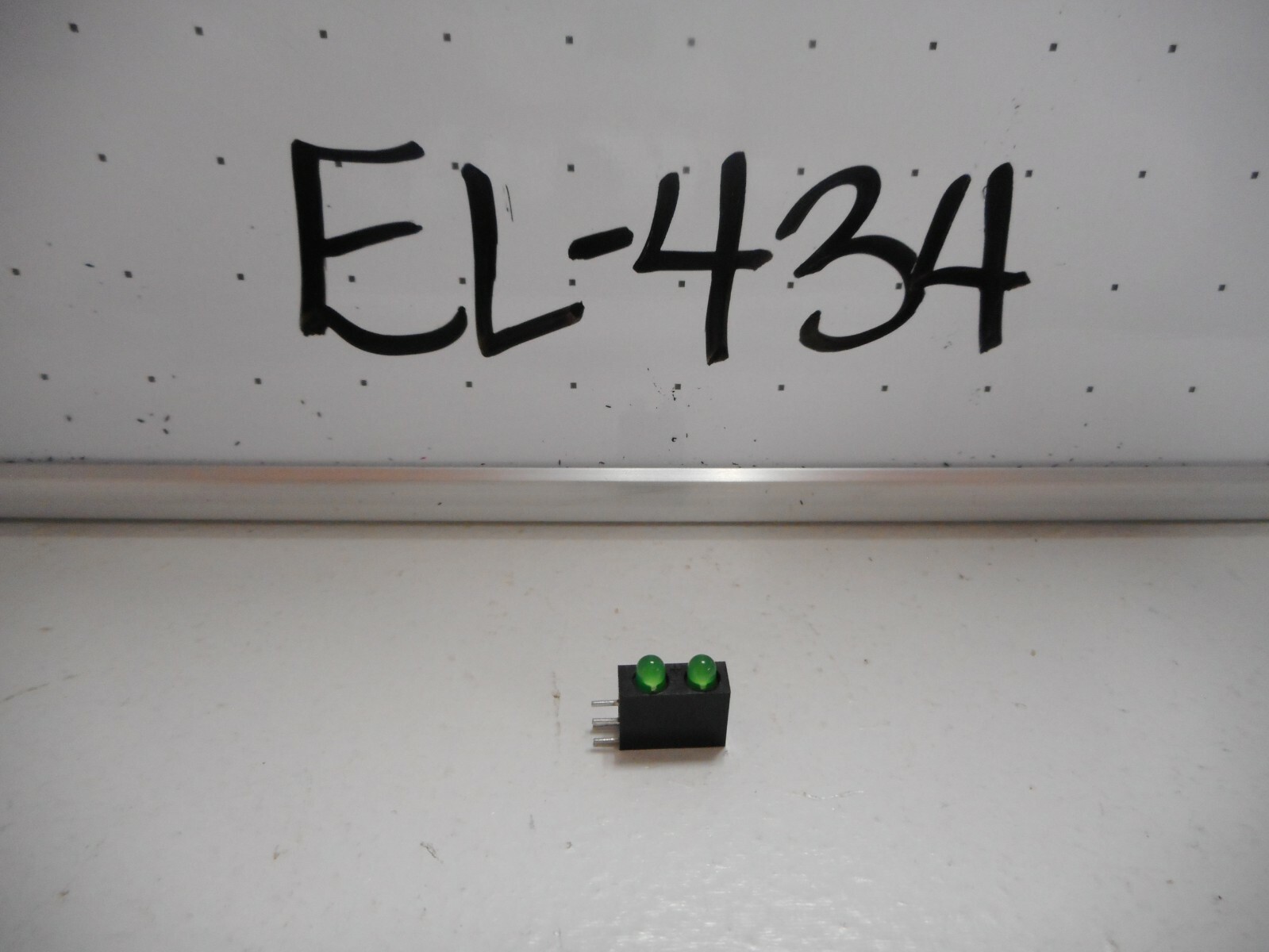 LOT OF 100 NOS 109-314-01-24 MARL LED PCB MOUNTED RIGHT ANGLE 665-012-001
