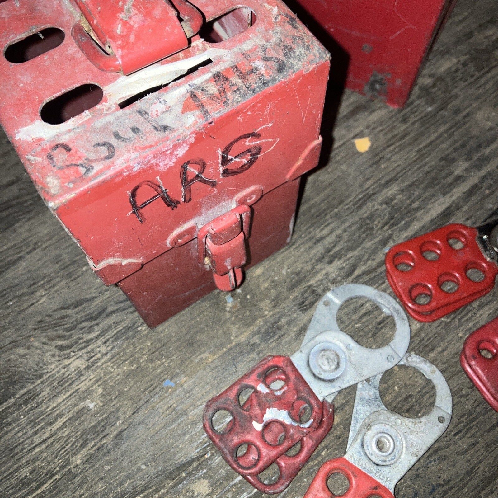 BRADPOWER Portable Metal Group Lock Out Box X7 Boxes And 6 Clasp Read