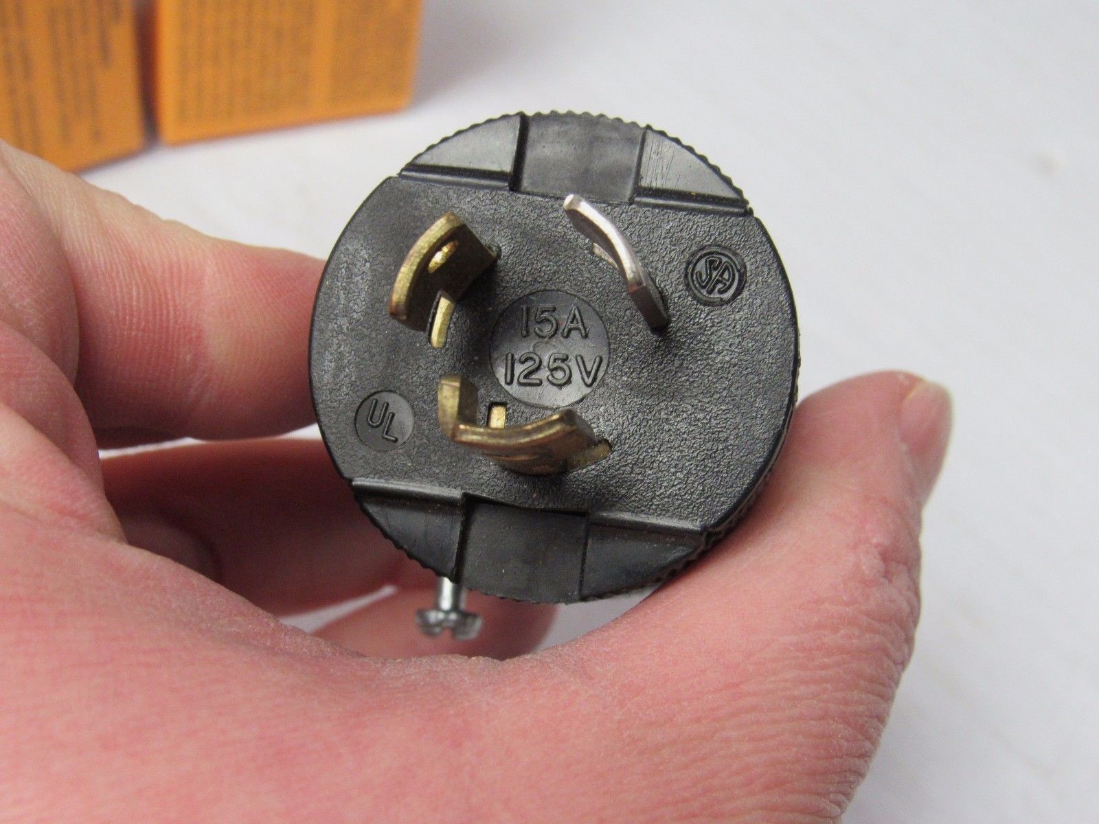 (4) HUBBELLTWIST LOCK TURN & PULL PLUG HBL4723VBK 15 AMP A 15A 125V 2 POLE 3W