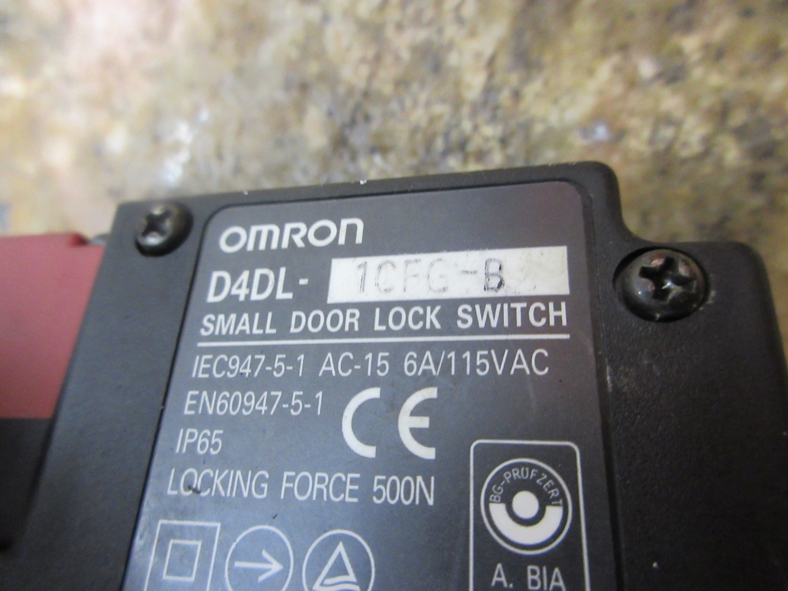 OMRON SMALL DOOR LOCK SWITCH D4DL-1CFG-B