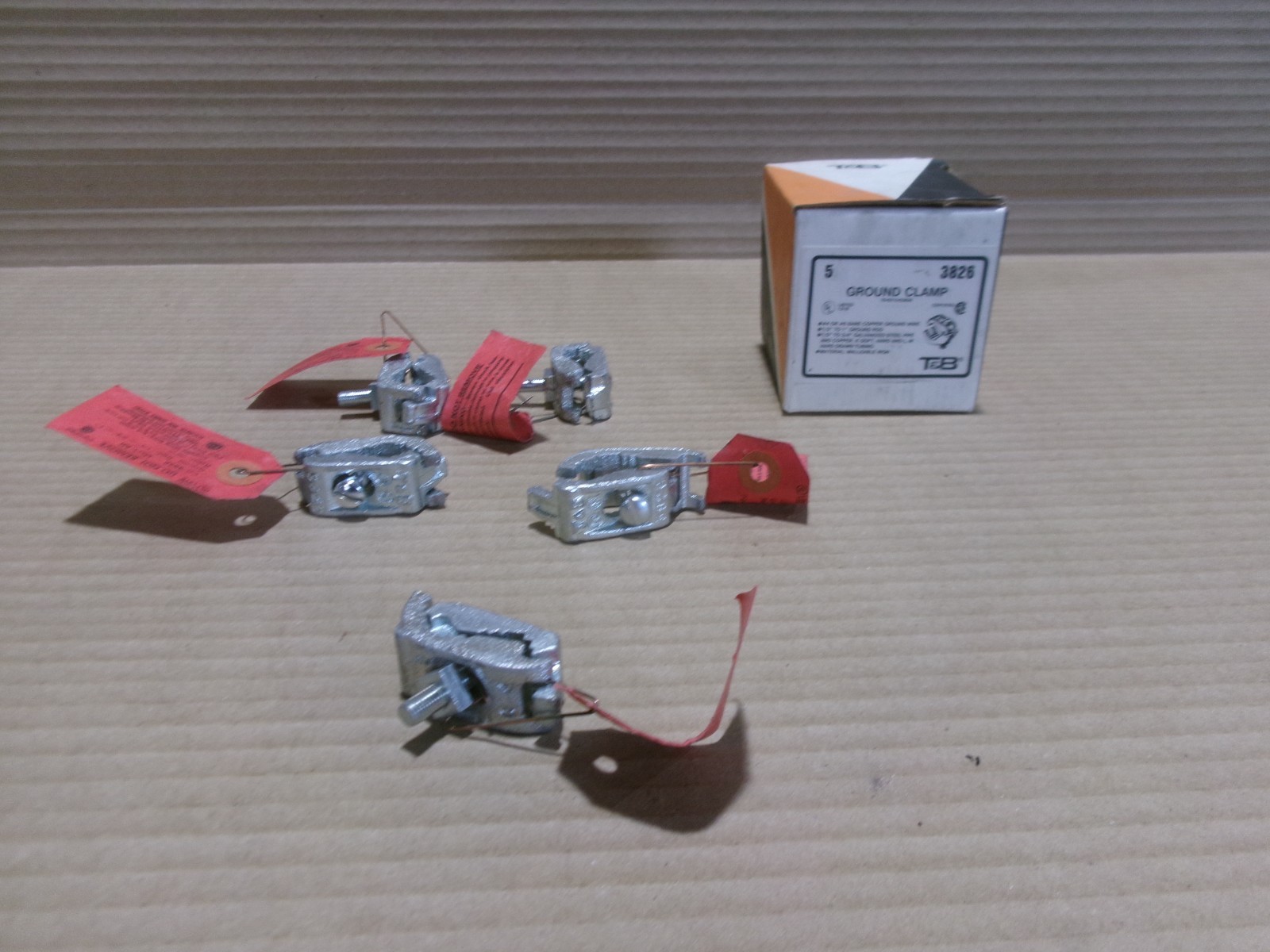 NEW Thomas and Betts 3826 *Box of 5* 1/2″ – 1″ Grounding Clamp NOB