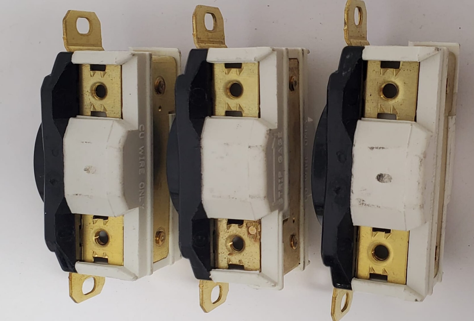 TWIST LOCK RECEPTACLE 30A.125/250V / 2710A HUBBELL – LOT OF 3